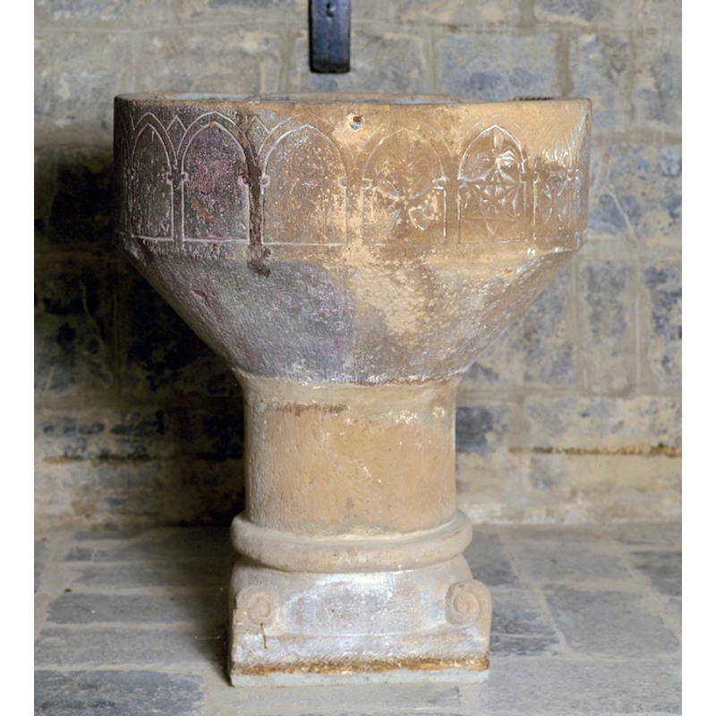 a curved motif at each of the angles of the lower base