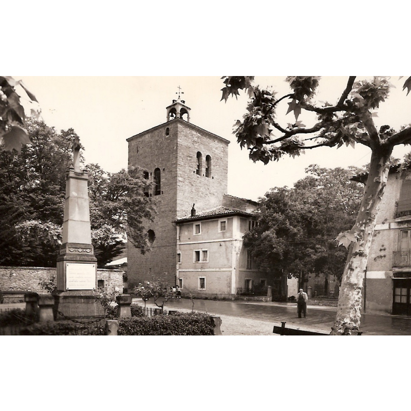 the church in the context of the Plaza de los Mártires, Aoiz