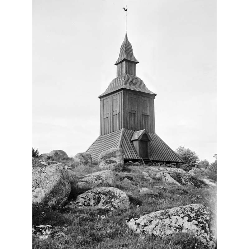 Source caption: "Klockstapeln till Gryta kyrka från medeltiden. Klockstapeln i trä byggdes 1752 / Bell tower of medieval Gryta Church. The wooden bell tower was built in 1752."