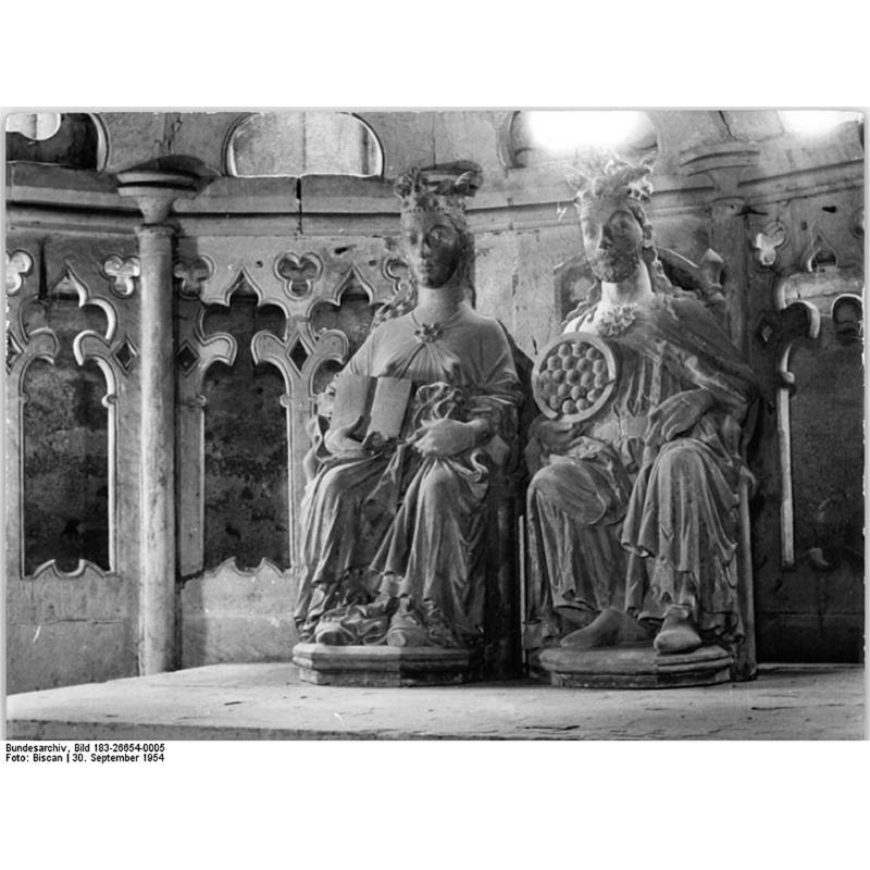 Source caption: "UBz, Aus dem Jahre 1250 stammen die Figuren Otto I. und seiner Gemahlin Editha. In der zeltartigen Grabkapelle hinter dem Altar waren diese durch Bombensplitter in vier Teile gespalten. Den Bildhauern gelang es, die Figuren meisterhaft zu restaurieren und die Schäden fast unsichtbar zu machen."