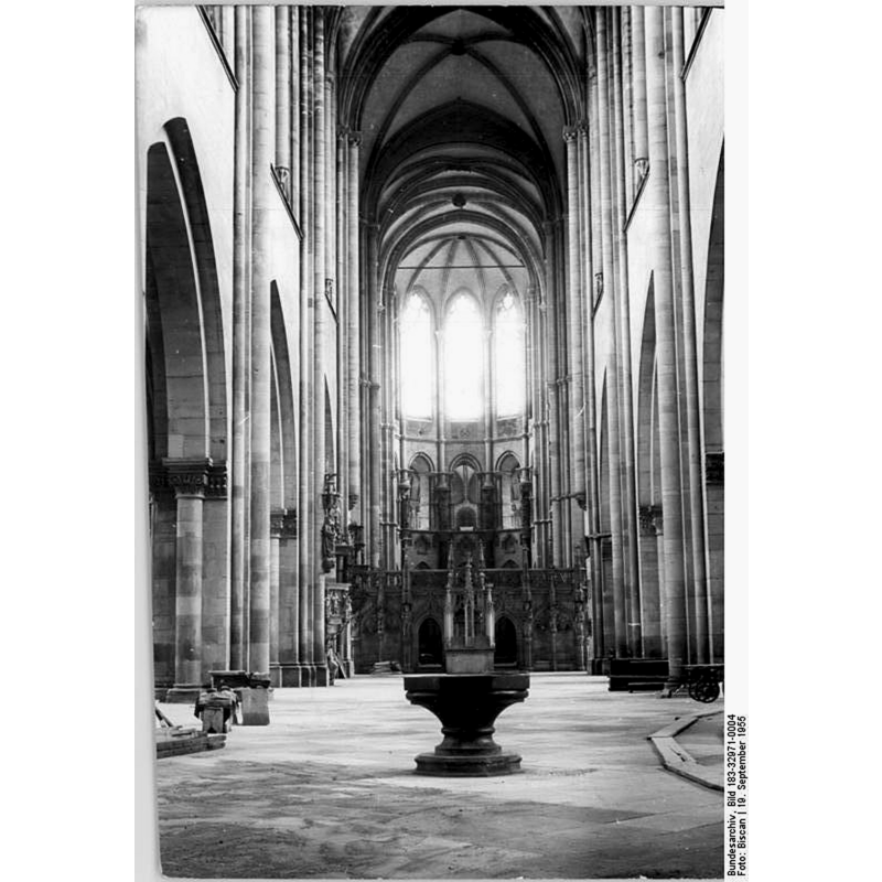Source caption: "UBz, Blick in den wiederhergestellten Dom, der am 15. September zur Nutzung freigegeben wurde und nun wieder der evangelischen Kirche zur Verfügung steht. Im Vordergrund der grosse Taufstein aus frühchristlicher Zeit."