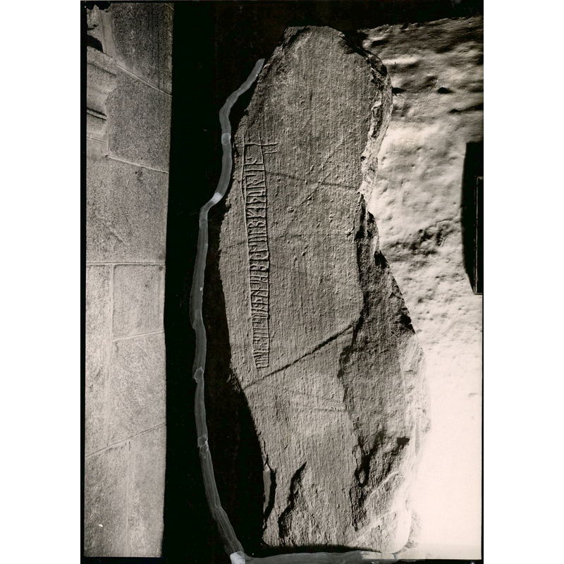 one of the two stones in the 'våbenhus' -- Source caption: "Runesten fra 800-tallet i Gunderup Kirkes våbenhus med indskriften 'Østen satte denne sten efter Asulv, sin fader.'" [Østen erected this stone in the memory of Asulv, his father]