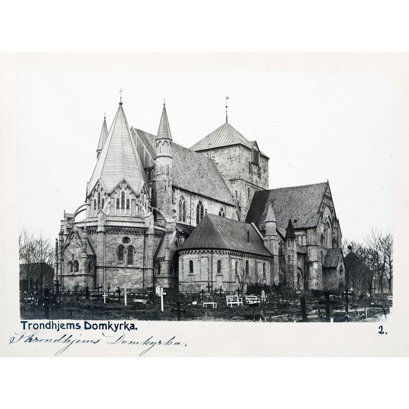 Source caption: "Trondheim II. Norge.Fotografierna LXVI:K.E.01.-32. är inköpta av Johanna Kempe, f. Wallis, i Trondheim, Tromsö och Hammerfest vid hennes vistelse i nämnda städer tillsammans med sin dotter och svärson, Wilhelmina och Walther von Hallwyl, dotterdöttrarna Ebba von Eckermann, Ellen och Irma, Walther von Hallwyls sävgerska, grevinnan Ester von Hallwyl, f. von May, från Schweiz, med sina båda döttrar Hilda och Irma samt fröknarna Caroline Pflaum och Ida Uhse under deras resa med ångbåten Capella från Trondheim till Nordkap och åter till Trondheim, 1-15 juli 1886.Förestående uppgifter lämnade med ledning av fröken Ida Uhses Resanteckningar."