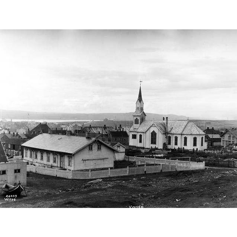 Source caption: "Gamle Vardø kyrkje (1869-andre verdskrig} Arkitekt: Chr. H. Grosch" -- "View of Vardø Church in 1933, before the town was burned down in World War II"
