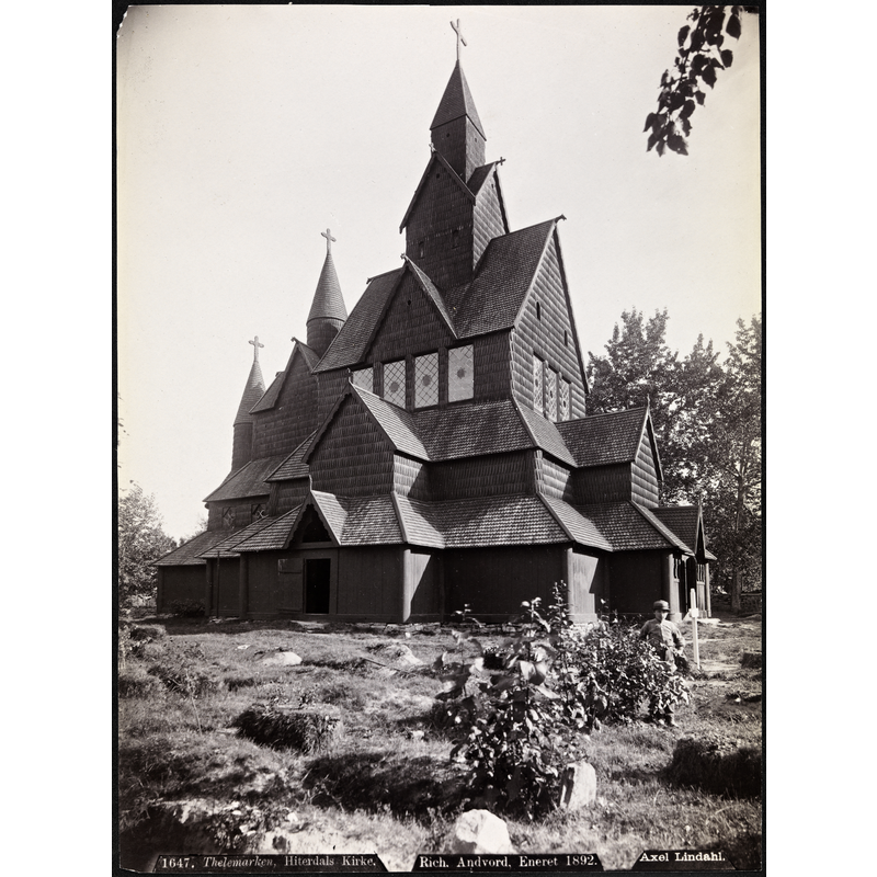 Source caption: "Heddal stavkirke. Antakelig oppført mellom 1200 og tidlig på 1300-tallet. Også kalt Hitterdals Mariakirke."