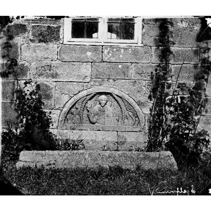 Source caption: "Tympanonfält, inmurat i långhusets södra fasad, 1100-talet, utfört av Otelricus." [NB: the photograph is probably pre-1909, a date in which the tympanum appears already remounted in the west portal position]