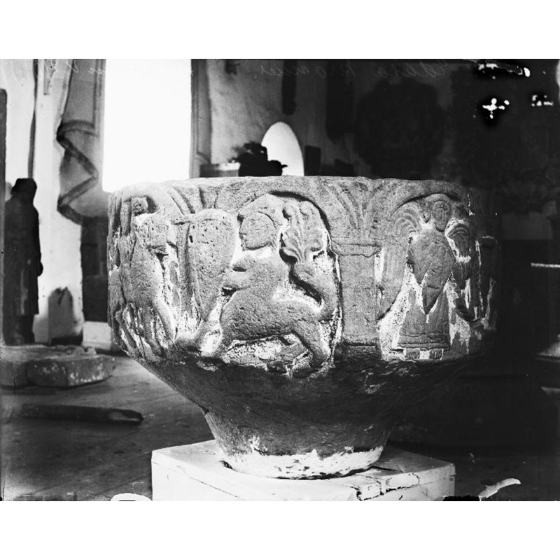 Source caption: "Dopfunt, 1100-talet, cuppa med relief." -- on the right, the angel of the Baptism scene