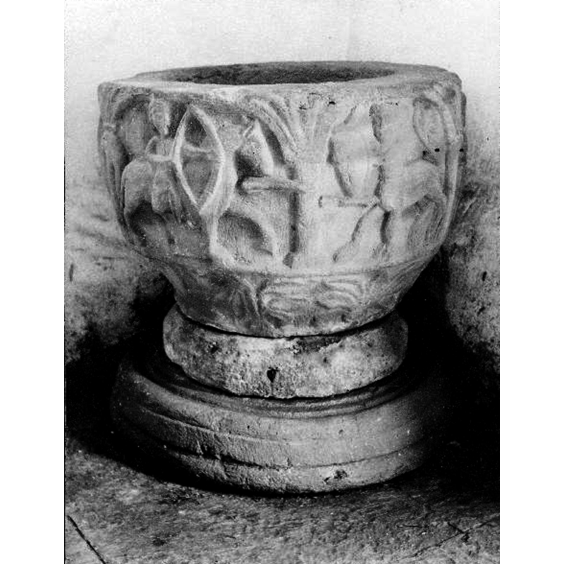 Source caption: "Dopfunt av sandsten, 1100- eller 1200-talet."