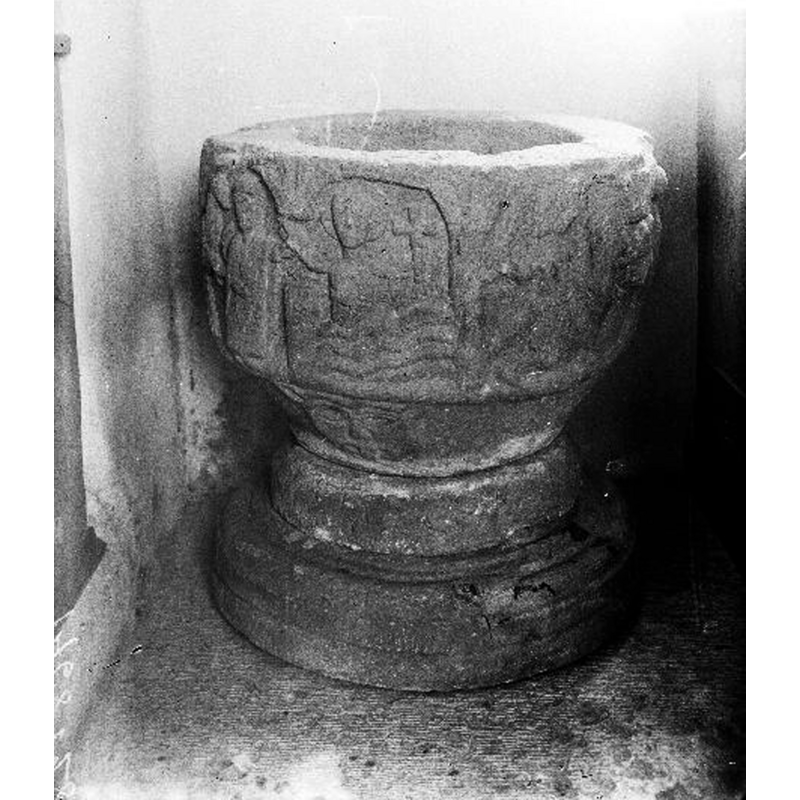 Source caption: "Dopfunt av sandsten, 1100- eller 1200-talet. Snabbinv."