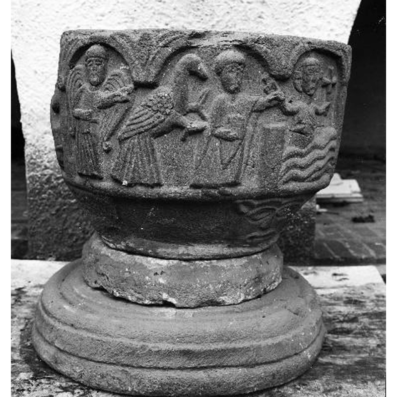 Source caption: "Dopfunt av sandsten, 1100- eller 1200-talet." [NB: the position of the font in this photograph should not be taken as indicative of its position in relation to the altar, as the font was being rotated for the photograph against the same background]