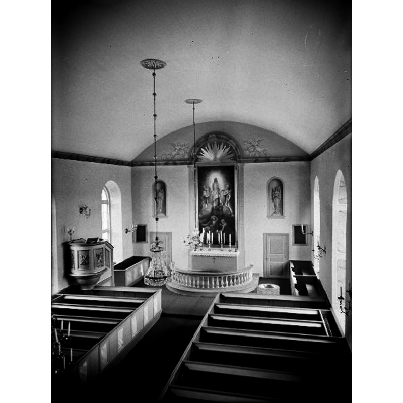 with the font partially visible between the right [south] side of the communion railing, and the far [east] end of the right [south] bank of pews -- Source caption: "Interiör mot öster. Efter restaurering."
