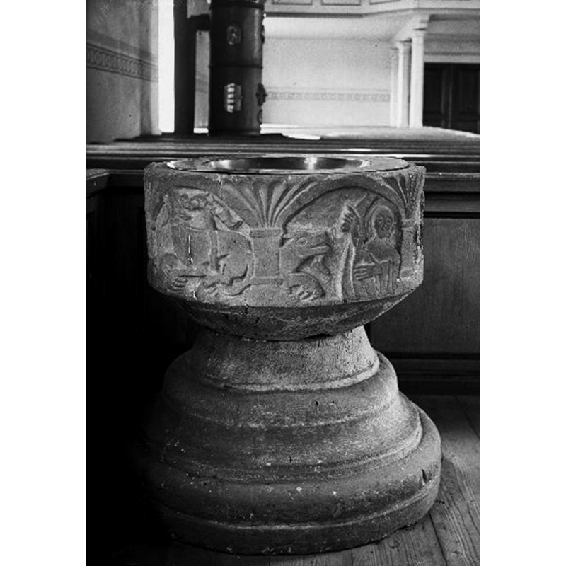 Source caption: "Dopfunt av sandsten, medeltida. Cuppan visar en framställning av S:t Görans kamp mot draken."  [NB: showing the position of the font before the restoration]
