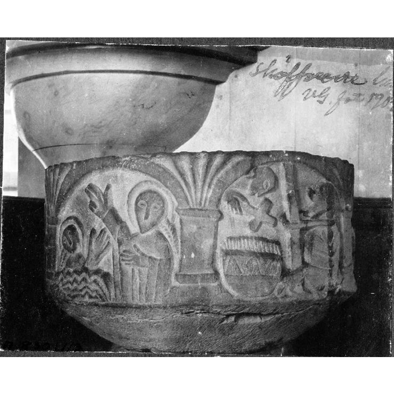 Source caption: "Dopfunt av sandsten, medeltida. Cuppan visar en framställning av S:t Görans kamp mot draken. Detalj av cuppan."