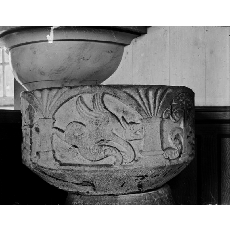 Source caption: "Dopfunt av sandsten, medeltida. Cuppan visar en framställning av S:t Görans kamp mot draken. Detalj av cuppan."