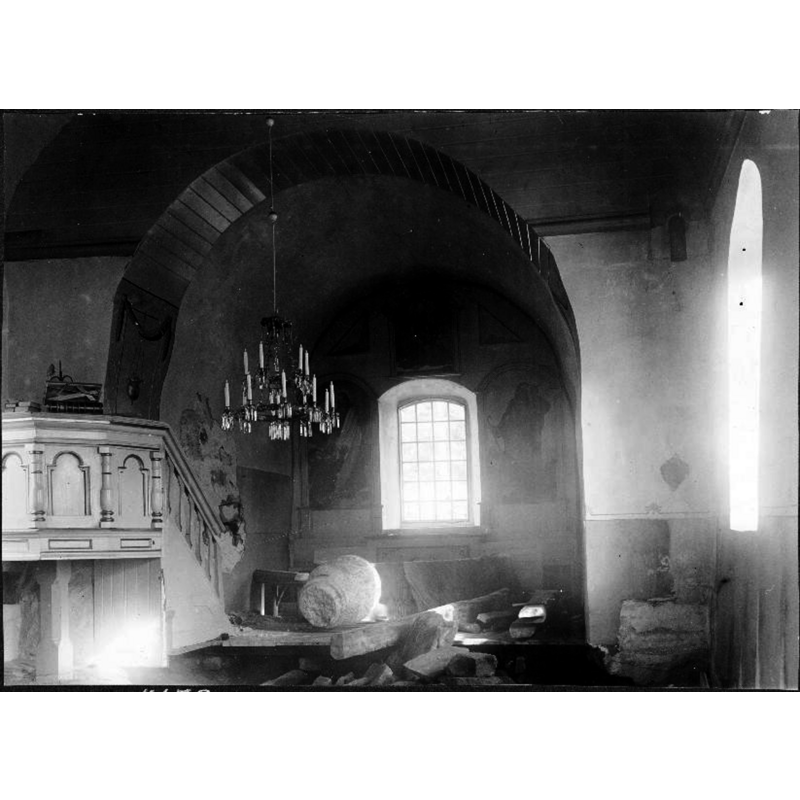 although the KMB gives no other details about this image than the date, 1928, and the name of the photographer, Erik Salvén, there must have been a major restoration of the church in process at the time; it appears that the font had already been removed from under the pulpit -which it supported previously- and other changes were being made to the chancel area