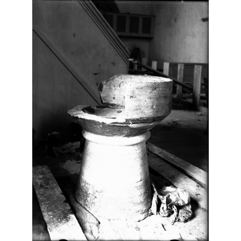 the font as shown in 1931, during its restoration -- Source caption: "Dopfunt av kalksten. Senmedeltida. Locket från 1600-talet, "torn" på medeltida lockbotten. Under restaurering."
