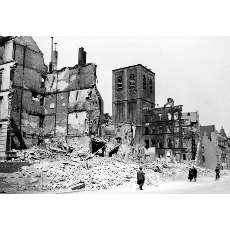 Archival description: "Köln.- Zerstörungen in der Pipinstrasse nach dem Luftangriffs am 9. Juni 1942 [...] Zu sehen ist der teilweise zerstörte Kirchturm von Klein St. Martin".