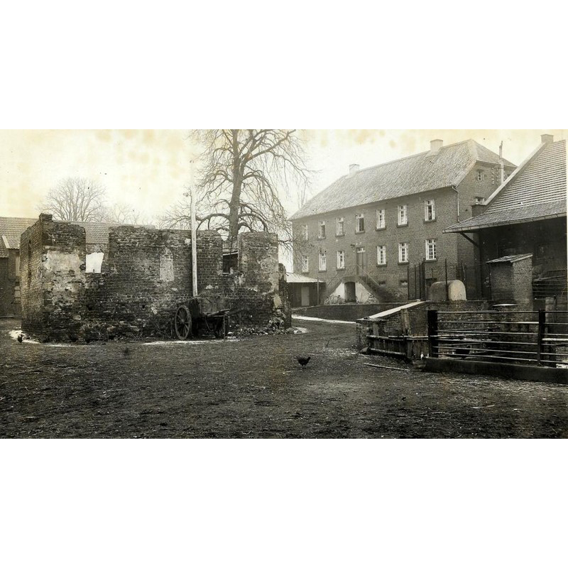 Source caption: "Eines der raren Bilddokumente der Maternus-Kapelle ist diese Aufnahme, die vermutlich um 1910 entstand. Zu diesem Zeitpunkt war die kleine Kirche bereits eine Ruine. Rechts ist das bis heute vorhandene Herrenhaus erkennbar. (Foto: Stadtarchiv)"