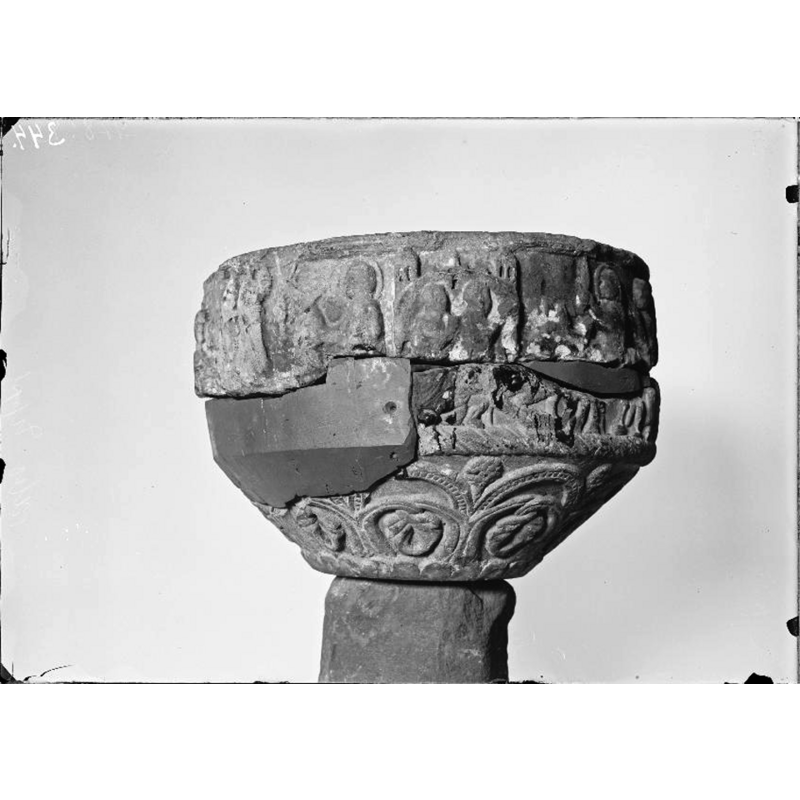 the missing parts of the basin were replaced by blank material after 1904 -- the Arrest of Christ occupies the left half; the Triumphal Entry into Jerusalem occupies the centre and right side of the basin