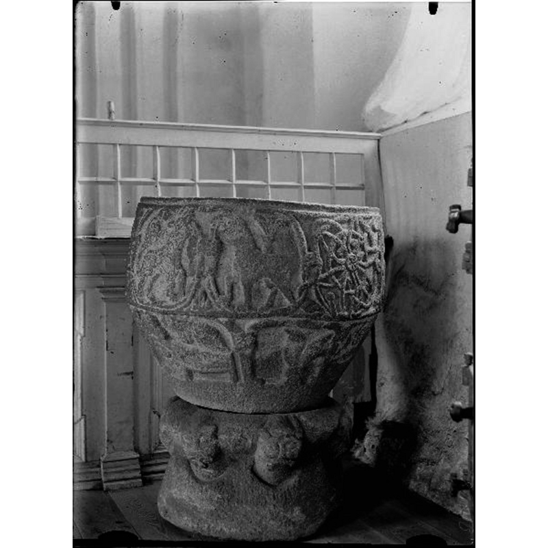 *** [NB: the image is probably reversed from the original negative: the animals should be on the right and the interlace on the left]