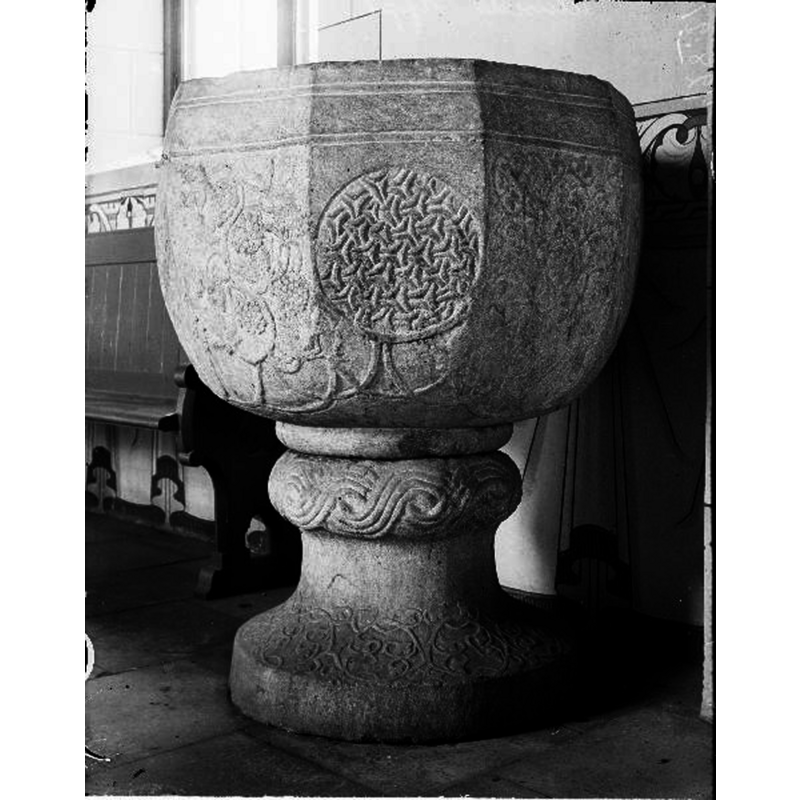described elsewhere in the SHM database as "yttäckande ringkedjemönster", akin to chainmail and some of the Celtic patterns found in some Irish monuments