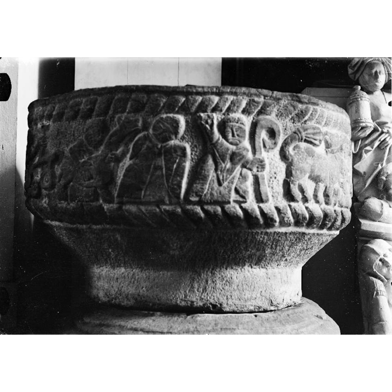 Source caption: "Dopfunt, sandsten, cuppa med figurframställningar, slutet av 1100-talet."