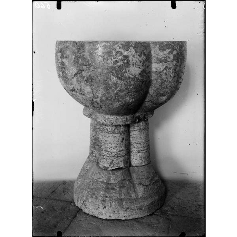 Source caption: "Dopfunt, med uttömningshål, cuppan är av gotländsk rödbrun marmor, foten av gotländsk kalksten, omkring 1300."
