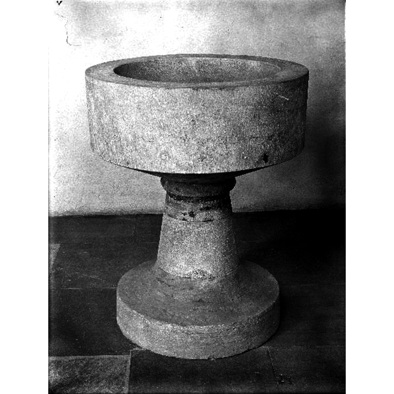 atop the original portion of the stem of the base; it is the only decoration on it; the two lower section of the base are a modern reconstruction [cf. FontNotes]