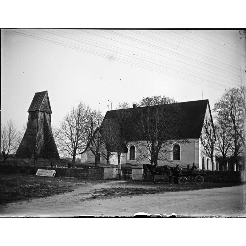 Source caption: "Kyrkan mot nordväst samt klockstapeln öster om kyrkan. Foto omkring 1920."