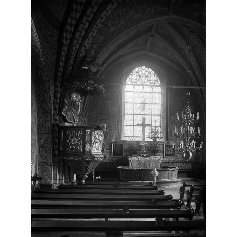 notice the modern wooden font in the centre aisle, just west of the communion railing