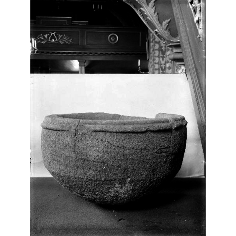 Obviously disused at the time, 1936 -- Source caption: "Dopfunt av sandsten, 1100-talet. Detalj av cuppan."
