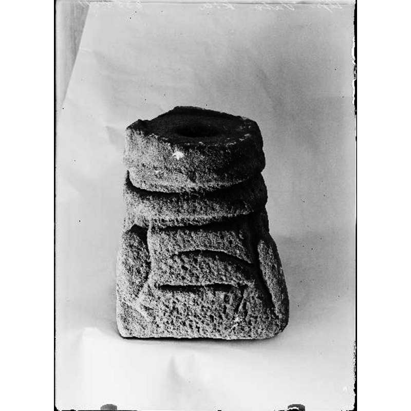 Source caption: "Dopfunt av sandsten, 1100-talet. Detalj av foten."