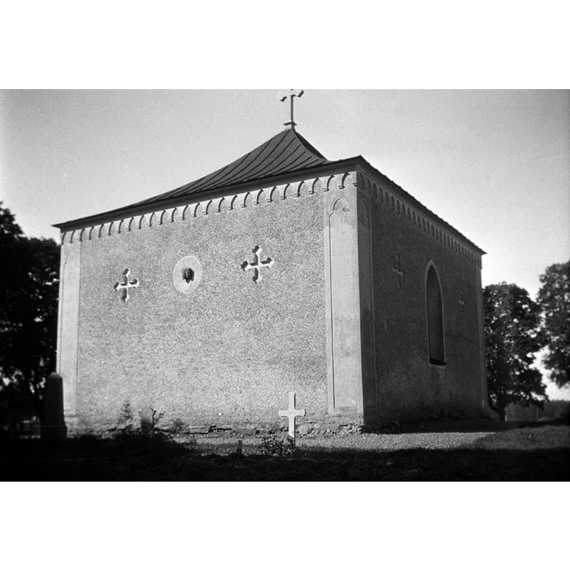 Source caption: "Skärkind gravkapell (gamla kyrka) från nordöst" -- the remains of the medieval church were turned into a cemetery chapel in the late-18thC