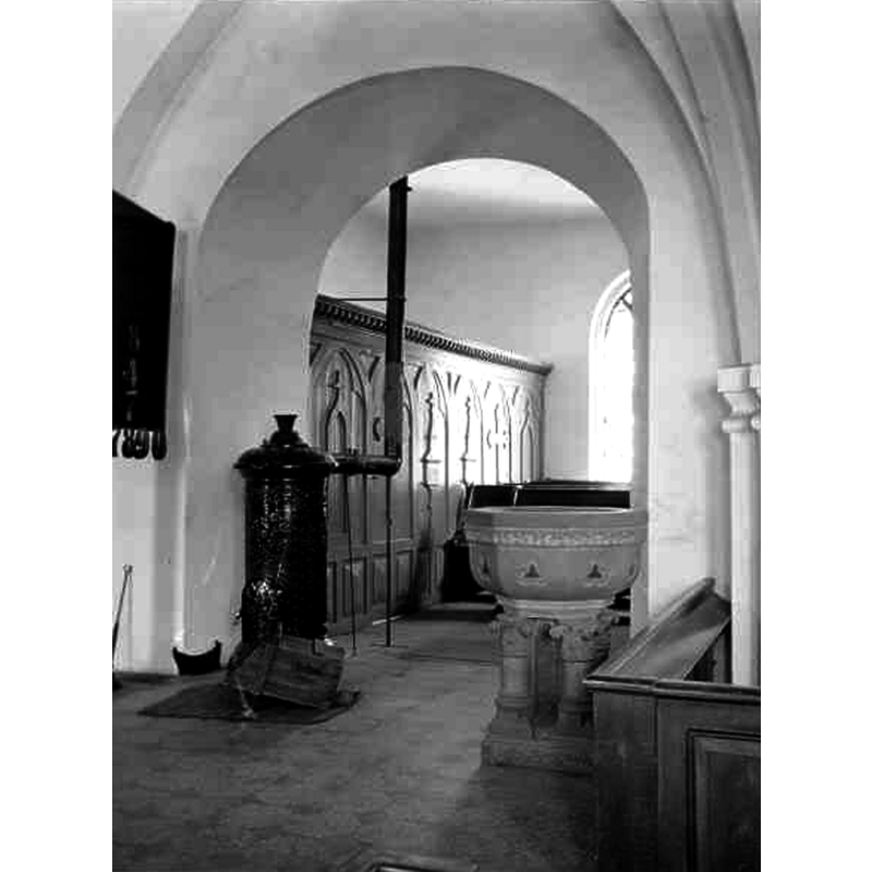 the modern font shown here in 1930 by the entrance of the Herrskapskapellet
