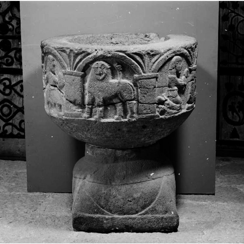 Source caption: "Dopfunt i sandsten. Cylindrisk cuppa, indelad i sex figurfält, 1100-talet. Finns i Statens Historiska museums samlingar. Snabbinv."