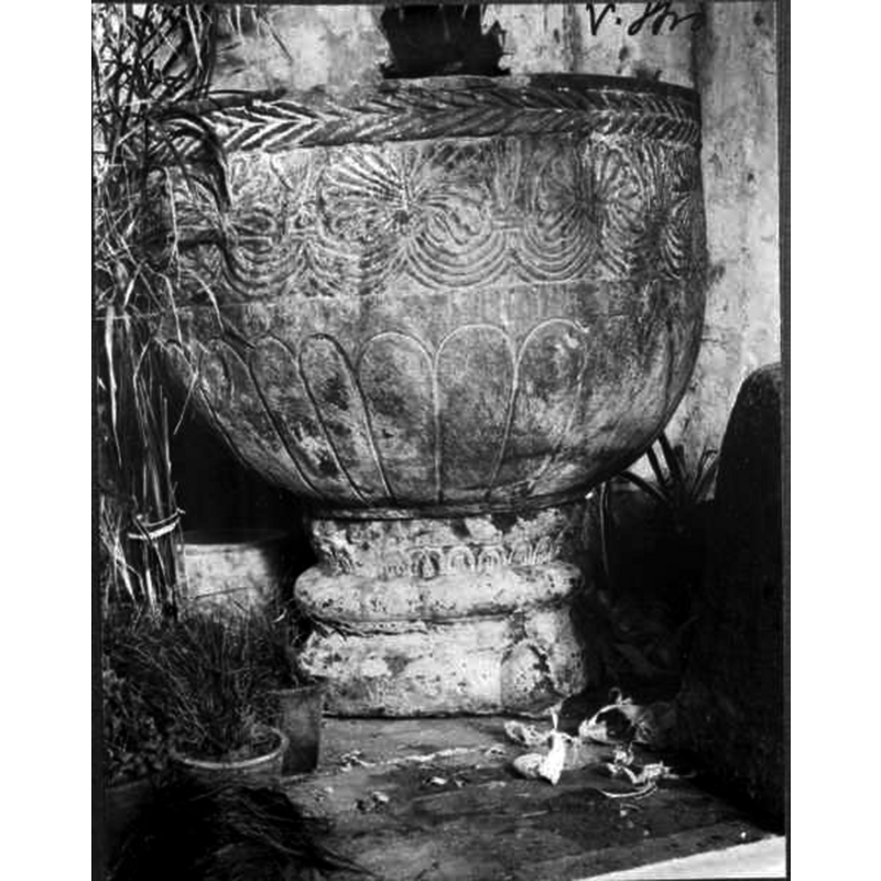 the font as photographed by Tynell [NB: the entry for this font in his Skånes Medeltida Dopfuntar (1914: andra häftet, 79-80) would indicate that the photograph was taken when the font was "I Näs gamla, obegagnade kyrka" [=in the old abandoned church at Näs] [NB: this Näs was located near Västra Strö and had its own medieval church, now disappeared]