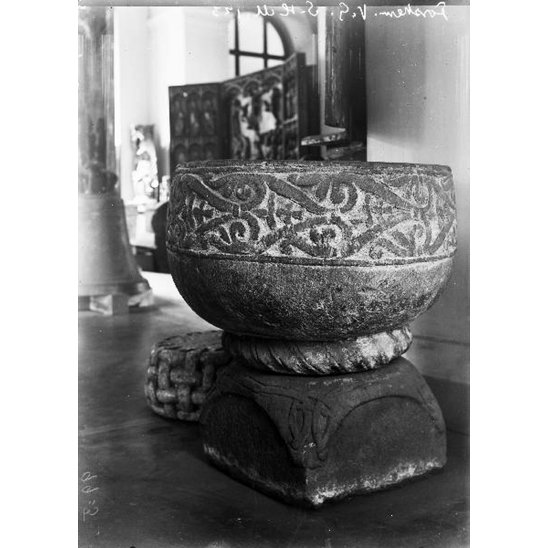 the moulding is part of the basin block -- the medieval font as displayed in the museum