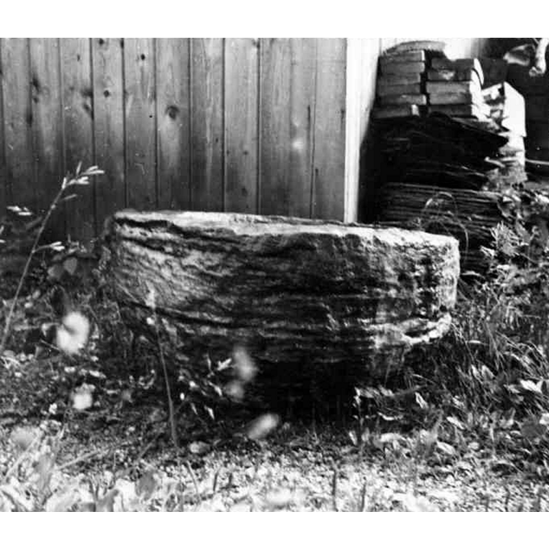 Source caption: "Fragment av dofuntscuppa, kalksten, 1100-talet (?)"