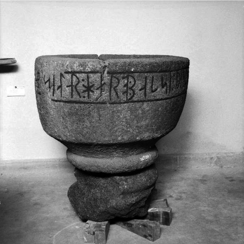 photographed at the SHM, on its fragment base