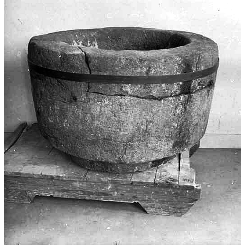 photographed in the SHM, where it had been acquired in 1907 -- the appalling state of the basin is clearly visible here