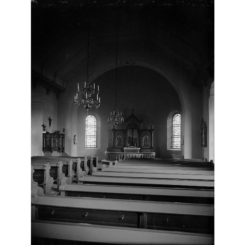 the font is partially visible at the far [east] end, right [south] side