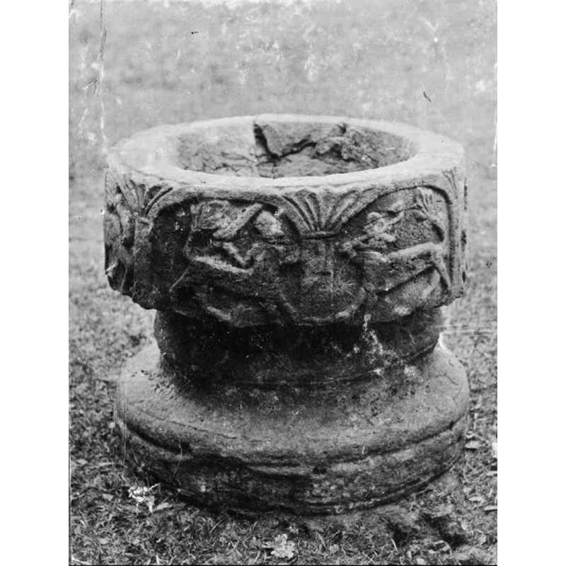 Source caption: "Dopfunt, sandsten, romansk." -- photographed outside the church