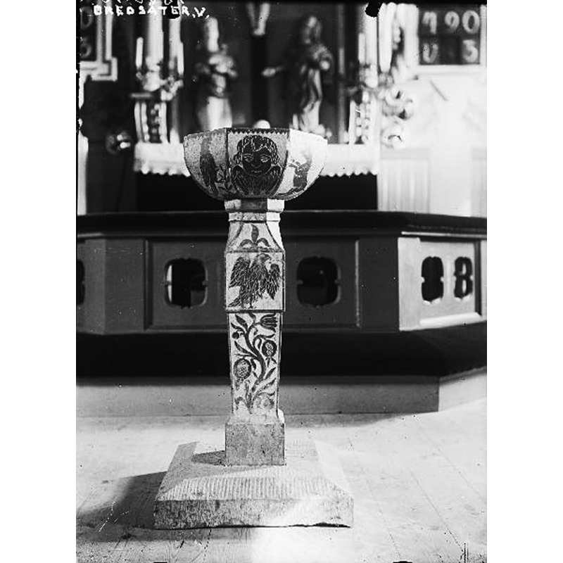 Source caption: "Dopfunt, kalksten, åttakantig skål på högt skaft, 1600-talet." -- photographed after the 1950s restoration of the church