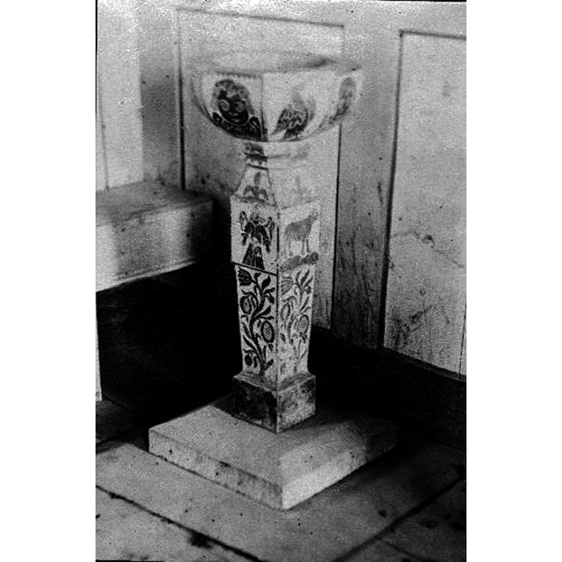 see here on the fron of the pedestal base, to the left of the quadruped
