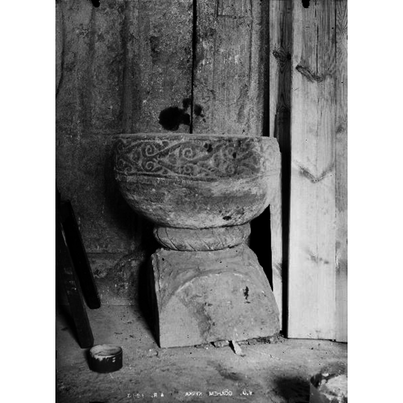 Source caption: "Dopfunt, kalksten, ornerat band på skålen, 1200-talet."