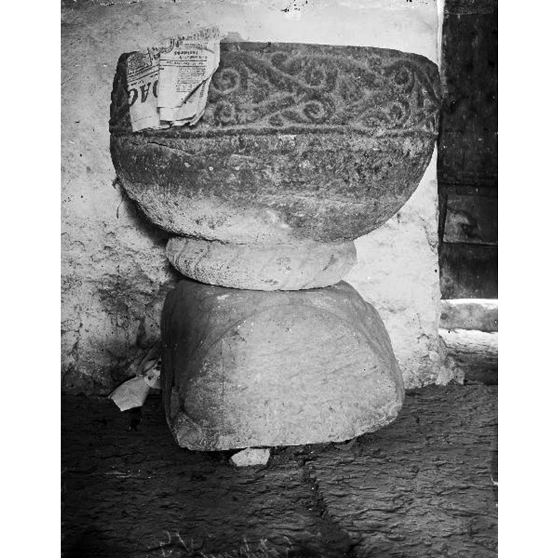 Source caption: "Dopfunt, kalksten, ornerat band på skålen, 1200-talet.