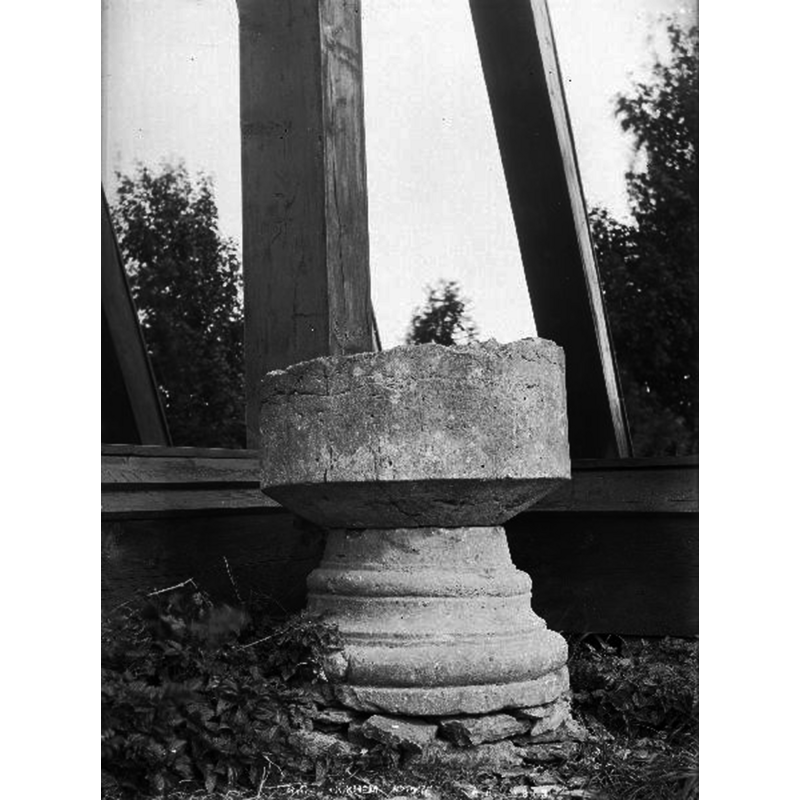 Source caption: "Dopfunt, sandsten, skålen avslagen upptill, 1200-talet." -- was the photograph taken during the 1913 restoration of the church?