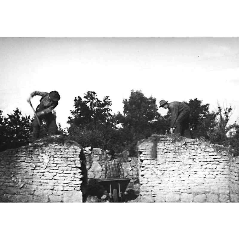 Source caption: "Ruinen av en romansk stenkyrka från 1100-talet, Överkyrke kallad, med torn och smalare rakslutet kor. Ruinen undersöktes 1955." -- [NB: showing the cleaning of the ruins of the medieval church in ruins; it is said to have been abandoned by the mid-16thC -- not known whether one of the two fonts listed for Gökhem in BSi was originally from this abandoned church]