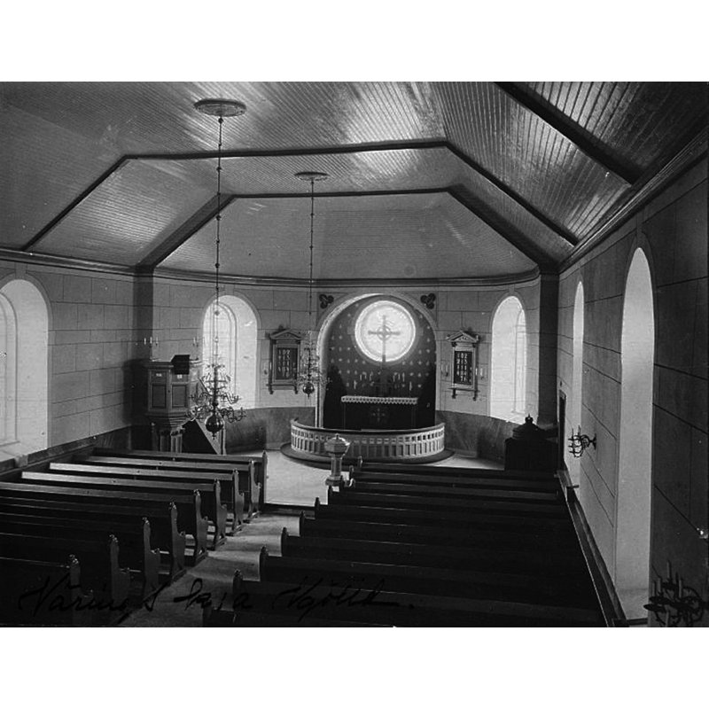 the font in use at the time, seen here in the centre aisle, was not the medieval one