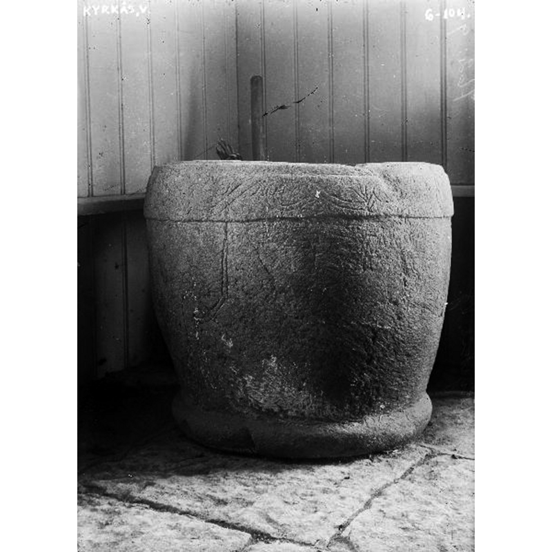 Source caption: "Dopfunt, sten, från omkring 1100."